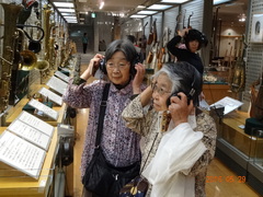 どんな音がするかな～
｛浜松市楽器博物館｝