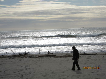 雨が降った後の砂浜は、かたくなっていて
歩きやすいです。