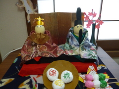 お内裏様とお雛様の顔は、ナント！
生卵（＾◇＾）
みんな手作りでがんばりました。
(写真をクリックするとお顔がハッキリみえますよ）