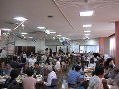 【会食会】
入居者の皆様・保証人の皆様と職員で、ケータリングのご馳走に舌鼓を打ちながら楽しいひとときを過ごしました。