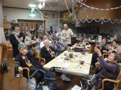 新年会　今年は豪華フグ鍋です。
最後はクラッカーを全員で鳴らしてお開き。