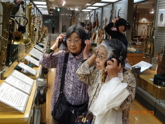 どんな音がするかな～
｛浜松市楽器博物館｝
