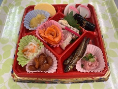 1月2日

スモークサーモン、びんちょう鮪、栗の甘露煮　など