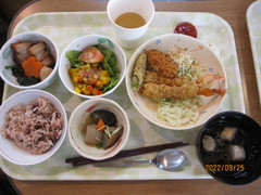 赤飯、カキフライ、みなさんの大好きなエビフライでお祝いしました